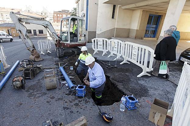 Operarios de Canal de Isabel II en la reparación de la avería, pasadas las 13 horas de ayer. :: l.c.