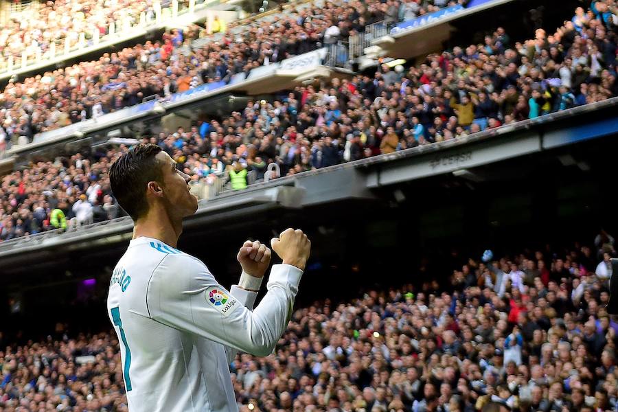 El Real Madrid golea al Sevilla por 5-0 en la primera parte del duelo correspondiente a la jornada 15. Nacho abrió la lata y Cristiano marcó un doblete. Kroos se sumó a la fiesta con un derechazo y Achraf anotó tras una carrera por banda derecha.