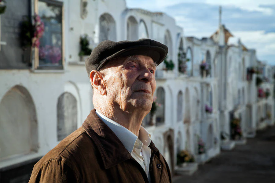 Francisco Rodríguez en el cementerio de Almendral. Esta fue la última visita que hizo a su pueblo. Tenía 93 años. 