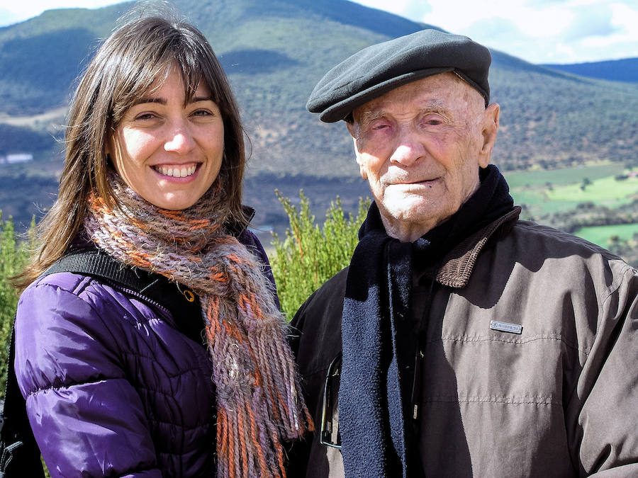 Francisco y Susana juntos durante su viaje a Almendral en abril de 2012. Al fondo la sierra de Monsalud, donde se refugió cundo entraron las tropas franquistas en Almendral.