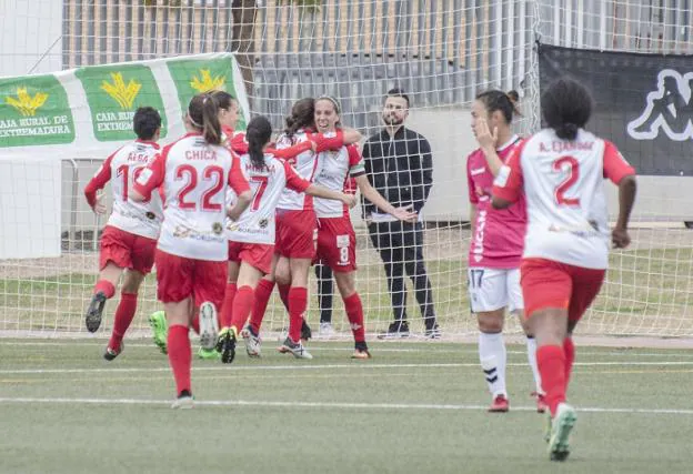 Sus compañeras felicitan a la capitana Estefa tras conseguir el gol de la victoria. :: Pakopí