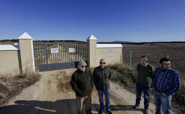 Camino de la N-630, cortado en 2015 . Es el camino de acceso que se habilitó cuando se construyó la presa de Aldea del Cano, en 1988. La propiedad de la finca lo cerró en 2015, para lo cual tenía reconocido su derecho a la reversión de los terrenos que fueron expropiados para hacer el pantano.