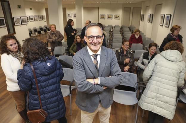 Carlos Pajuelo antes de comenzar la charla. :: armando méndez
