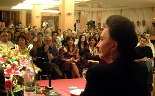 La condesa de Romanones durante una conferencia de Aula HOY en Badajoz:: HOY