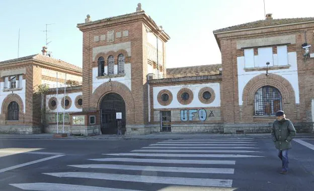 Instalaciones de Cáceres I, cerradas, en la avenida de Héroes de Baler. :: armando méndez