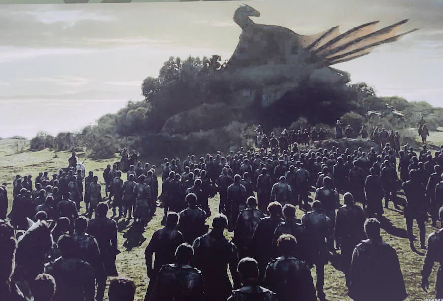 Imagen. La victoria de Khaleesi. Detalle del fotograma en el que Khaleesi se proclama vencedora de la gran batalla librada en Los Barruecos y sentencia a muerte a sus enemigos junto a la Peña del Miradero.