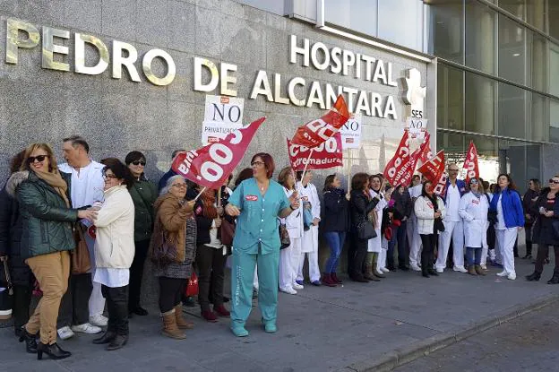 Protesta en el hospital San Pedro de Alcántara de Cáceres por el control de las visitas
