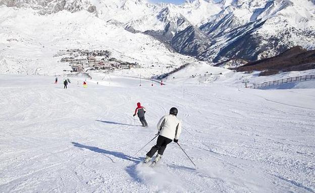 Esquiadores descienden por las pistas de Formigal-Panticosa