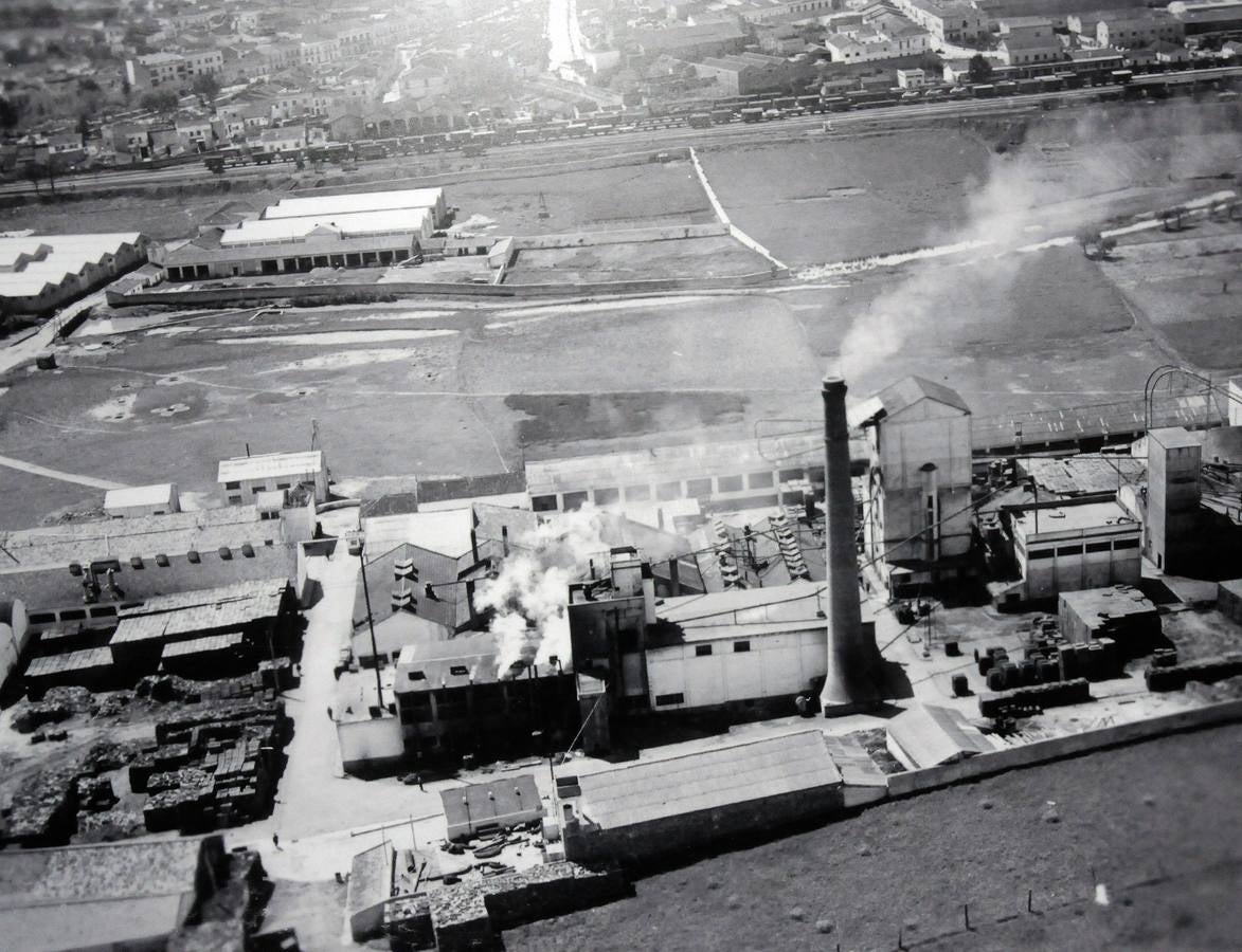 Ya se puede ver en el centro cultural Alcazaba la exposición ‘Cuando sonaba la sirena. José Fernández López y la Mérida industrial’, que fue inaugurada por el alcalde, la secretaria general de Cultura de la Junta de Extremadura, Miriam García, y Luis Fernández, hijo del industrial.