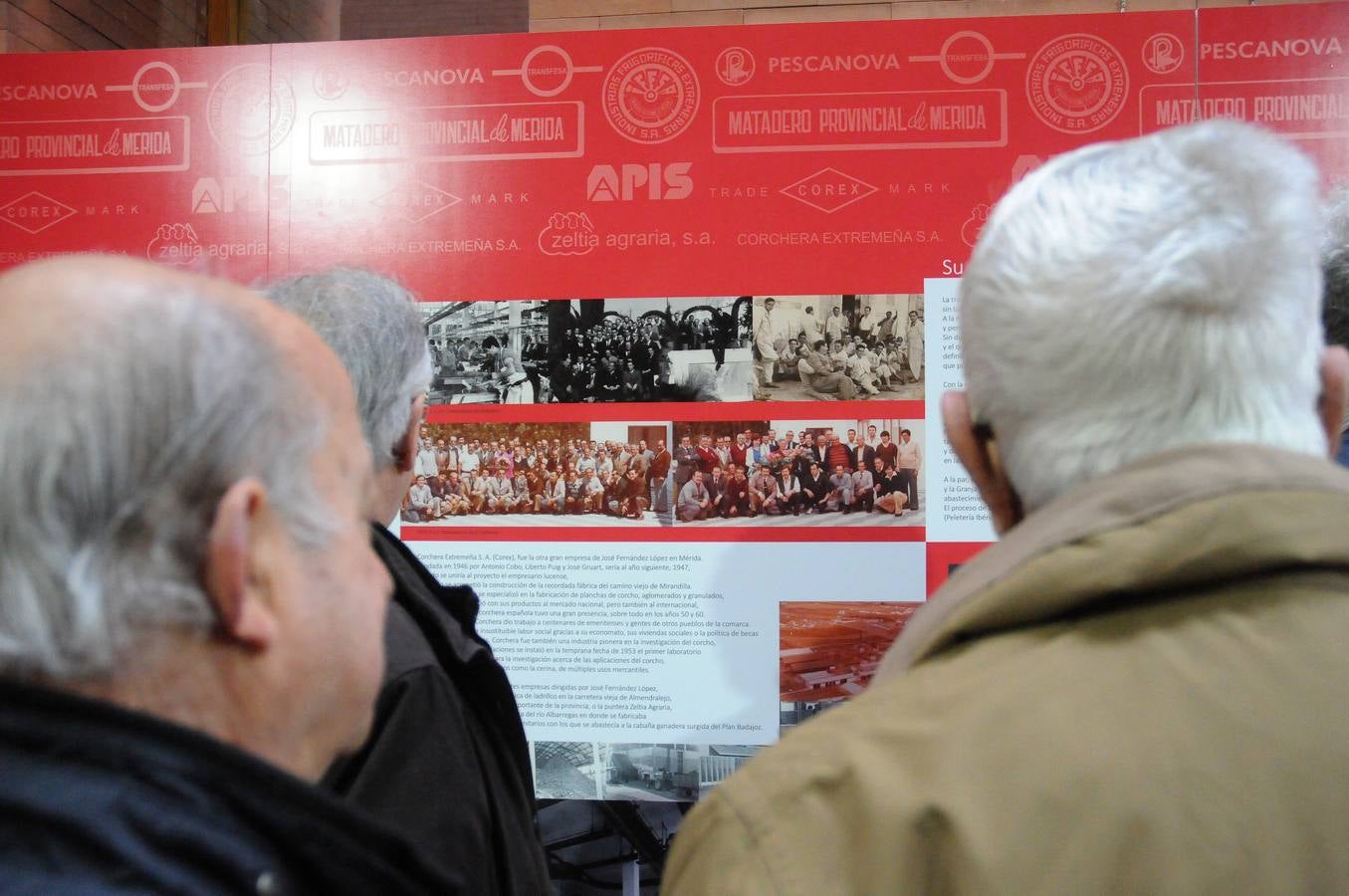 Ya se puede ver en el centro cultural Alcazaba la exposición ‘Cuando sonaba la sirena. José Fernández López y la Mérida industrial’, que fue inaugurada por el alcalde, la secretaria general de Cultura de la Junta de Extremadura, Miriam García, y Luis Fernández, hijo del industrial.