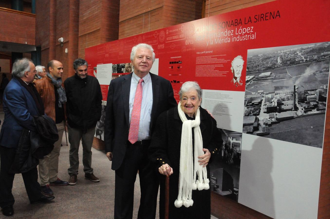 Ya se puede ver en el centro cultural Alcazaba la exposición ‘Cuando sonaba la sirena. José Fernández López y la Mérida industrial’, que fue inaugurada por el alcalde, la secretaria general de Cultura de la Junta de Extremadura, Miriam García, y Luis Fernández, hijo del industrial.