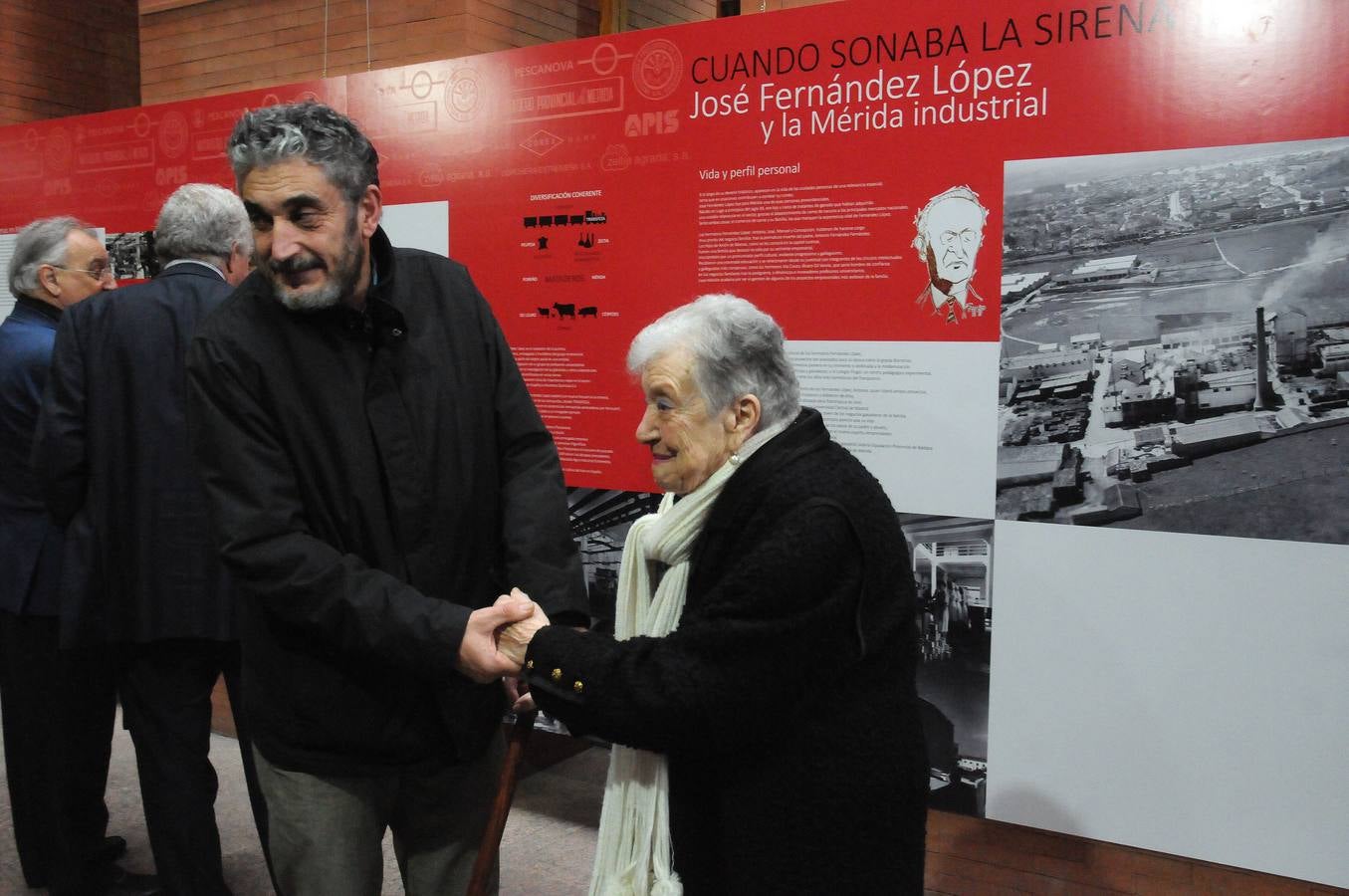 Ya se puede ver en el centro cultural Alcazaba la exposición ‘Cuando sonaba la sirena. José Fernández López y la Mérida industrial’, que fue inaugurada por el alcalde, la secretaria general de Cultura de la Junta de Extremadura, Miriam García, y Luis Fernández, hijo del industrial.