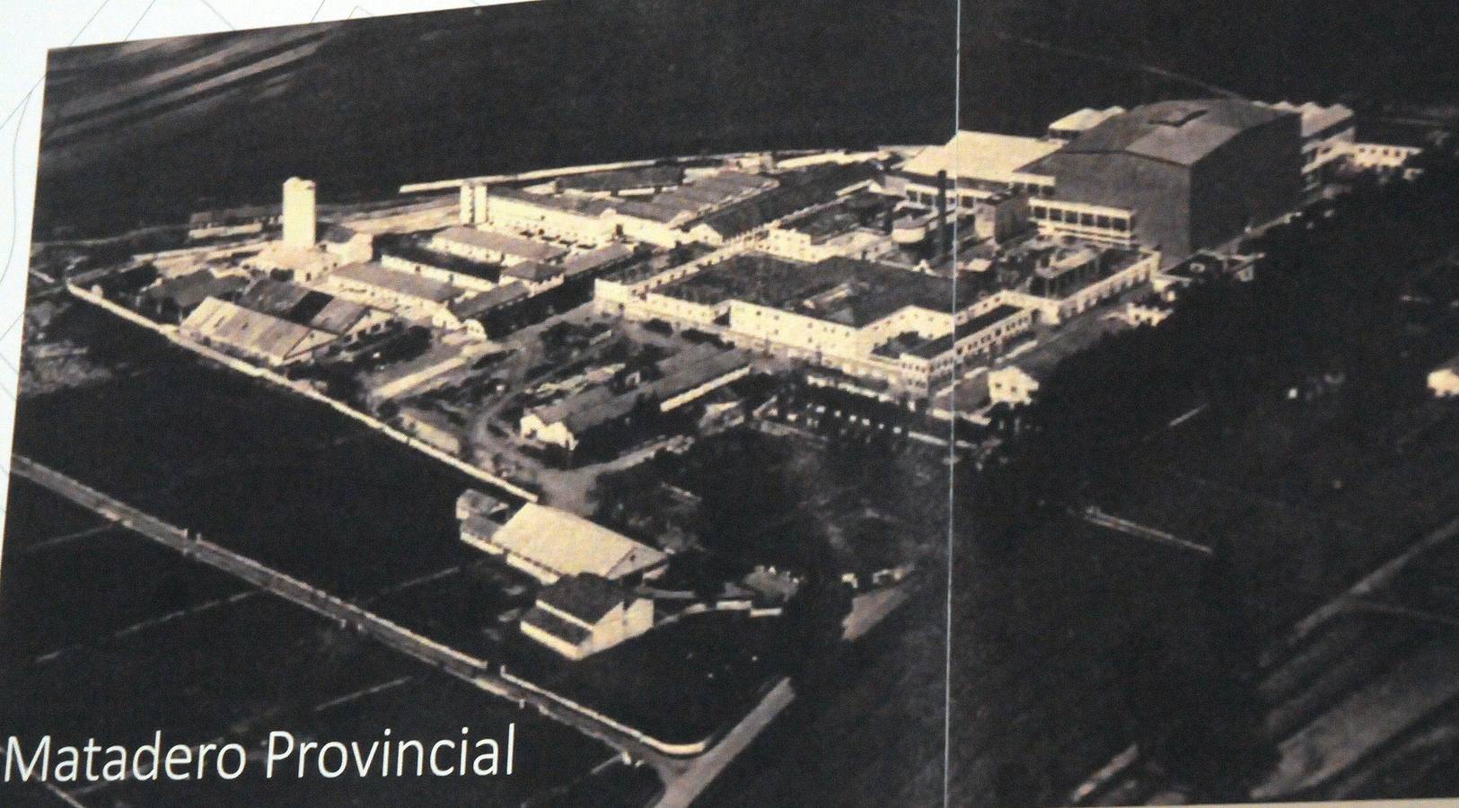 Ya se puede ver en el centro cultural Alcazaba la exposición ‘Cuando sonaba la sirena. José Fernández López y la Mérida industrial’, que fue inaugurada por el alcalde, la secretaria general de Cultura de la Junta de Extremadura, Miriam García, y Luis Fernández, hijo del industrial.