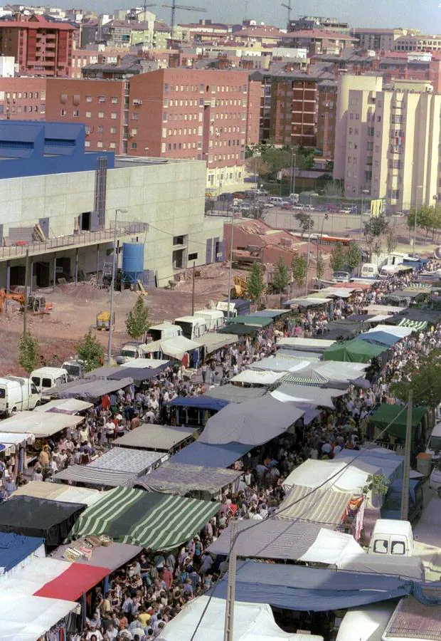 17- Año 1999, con el mercadillo en la Ronda de la Pizarra