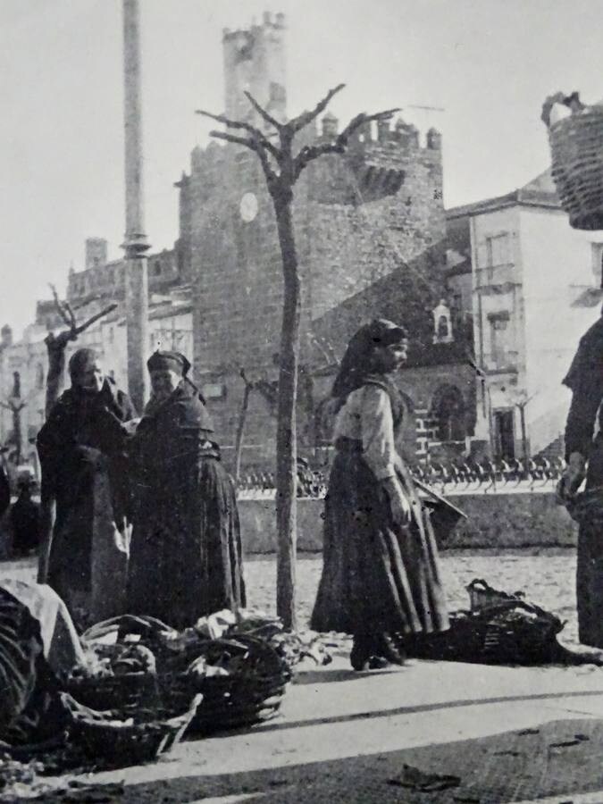 2- Año 1929. Vendedoras en la Plaza Mayor. (Archivo Marchena)