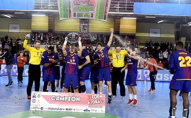 Los jugadores del Barça celebran la Copa ganada en León. 