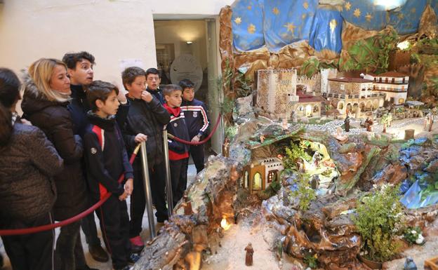 El belén municipal de Cáceres da un estirón y se instala en el Palacio de la Isla