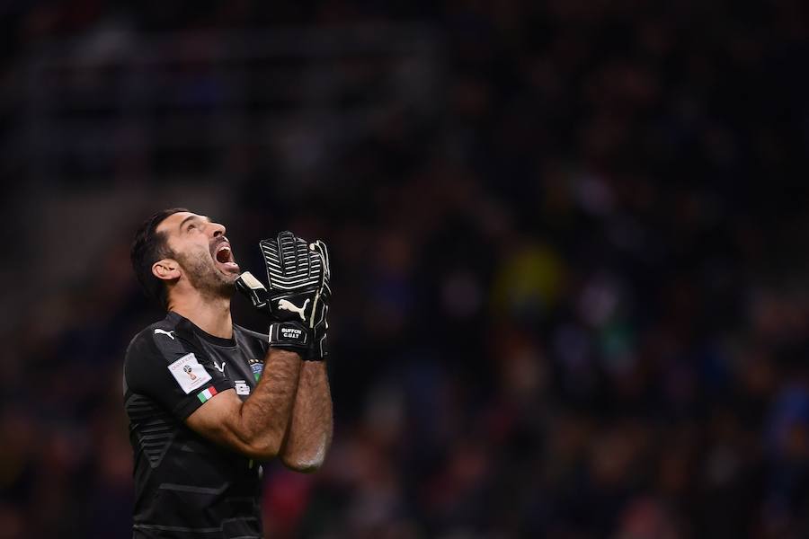 Por primera vez en 60 años, Italia no acudirá a la cita mundialista, y por primera vez en 20 años tampoco estará Gianluigi Buffon. El 13 de diciembre se consumó la eliminación de la tetracampeona del Mundo en el repechaje ante Suecia al empatar sin goles en Milan. Después de 14 ediciones consecutivas presente en los Mundiales, la 'Azzurra' verá Rusia-2018 desde casa, al igual que su legendario arquero de 39 años y 175 partidos internacionales, que se quedó sin el récord de ser el único jugador de la historia en haber participado en seis Mundiales.