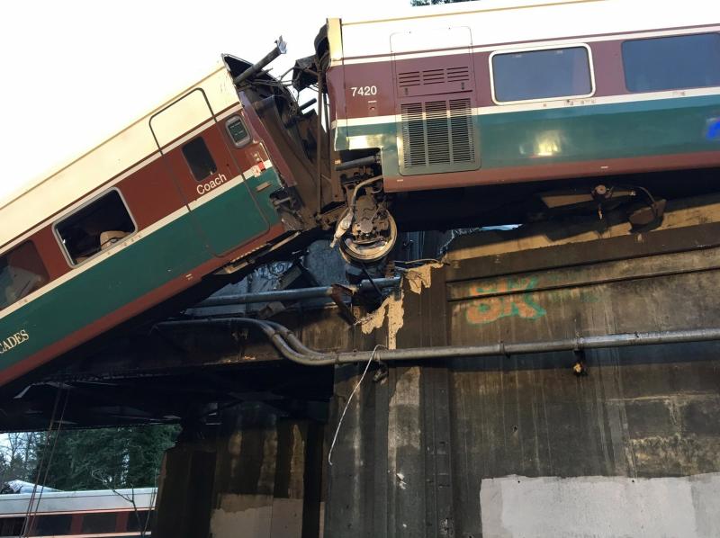 Un tren descarrila y queda colgando sobre una autopista en el estado de Washington