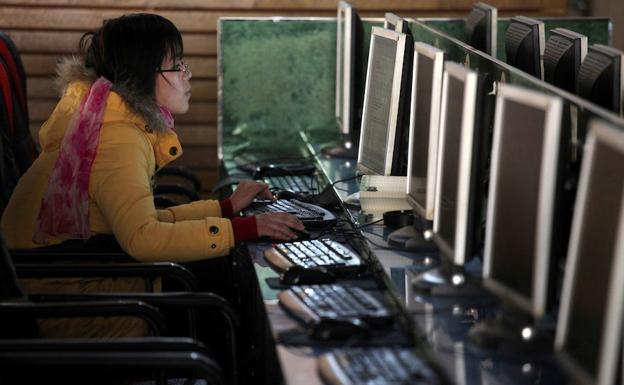 Una mujer usa un ordenador en un cibercafé de Shanghái. 