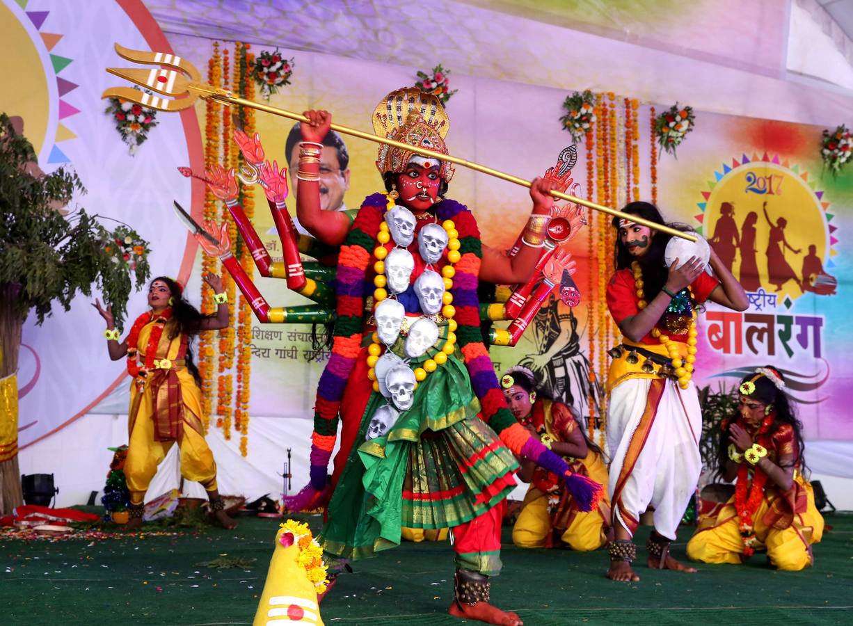 Estudiantes de la unión territorial de Pondicherry, vestidas con el traje tradicional, participan en la sesión inaugural del Balrang Festival 2017 en Bhopal, India. Más de 500 participantes de 26 estados de todo el país asistirán a este festival cultural, de tres días de duración, para mostrar sus actuaciones.