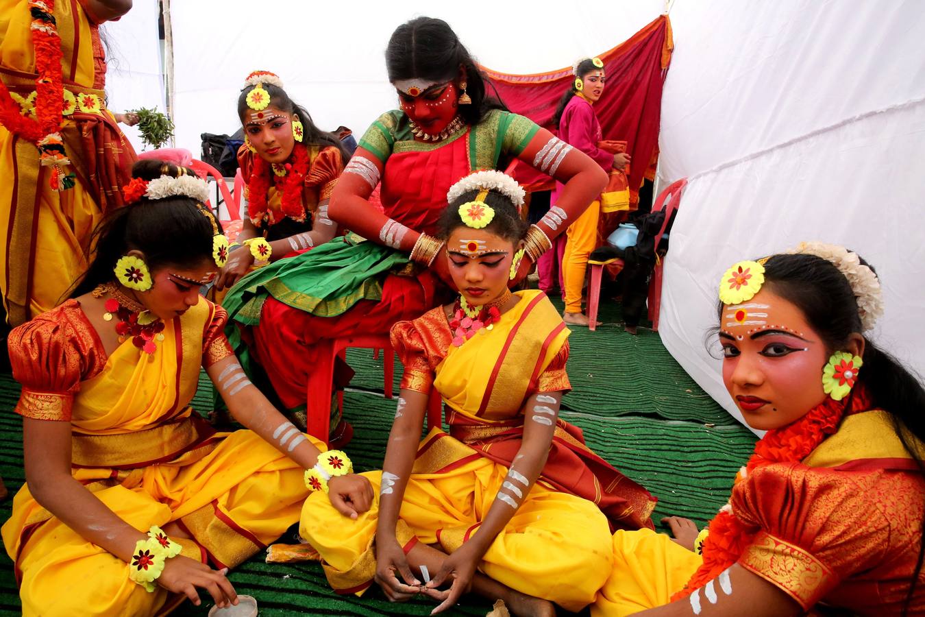 Estudiantes de la unión territorial de Pondicherry, vestidas con el traje tradicional, participan en la sesión inaugural del Balrang Festival 2017 en Bhopal, India. Más de 500 participantes de 26 estados de todo el país asistirán a este festival cultural, de tres días de duración, para mostrar sus actuaciones.