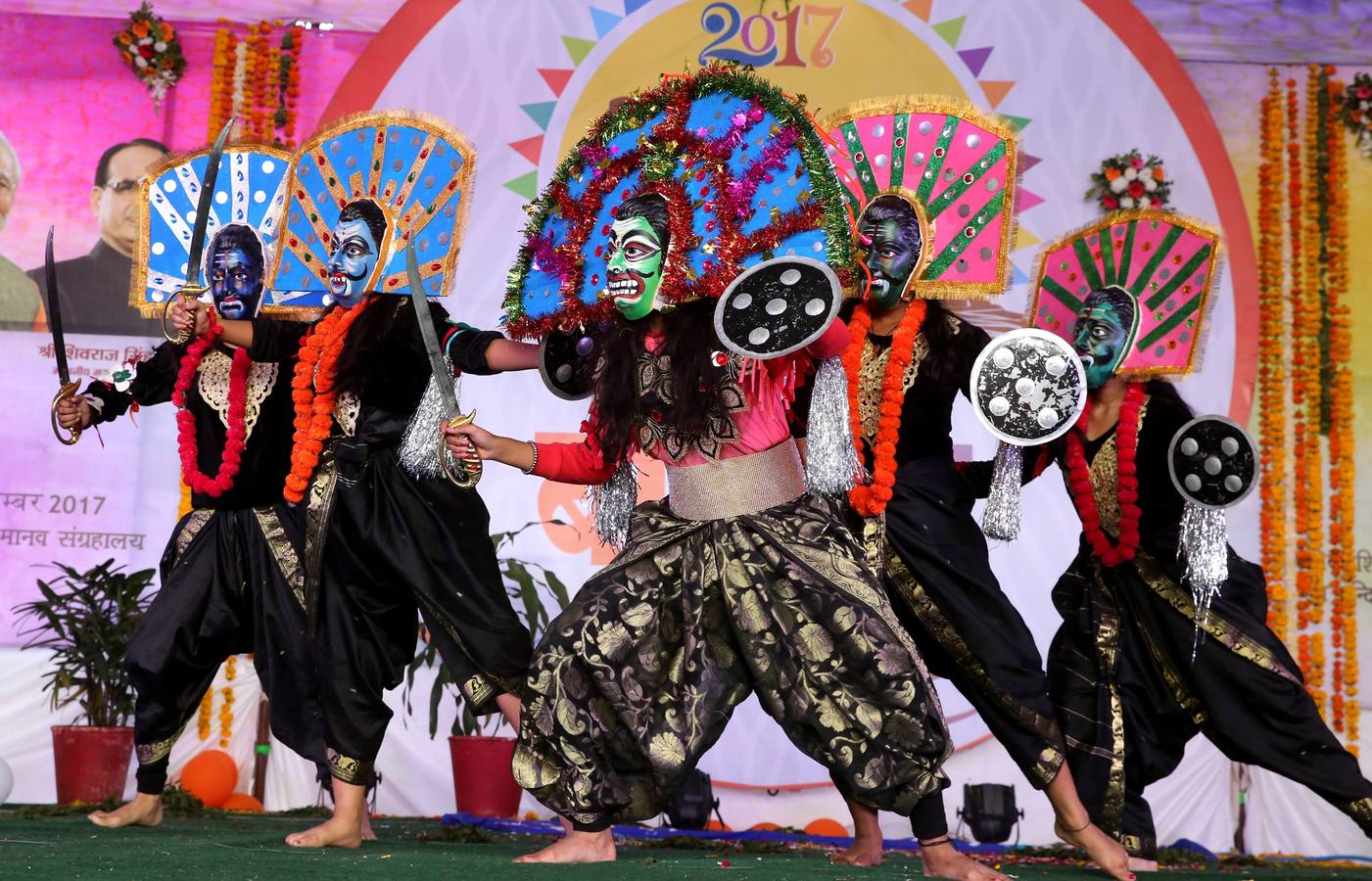 Estudiantes de la unión territorial de Pondicherry, vestidas con el traje tradicional, participan en la sesión inaugural del Balrang Festival 2017 en Bhopal, India. Más de 500 participantes de 26 estados de todo el país asistirán a este festival cultural, de tres días de duración, para mostrar sus actuaciones.