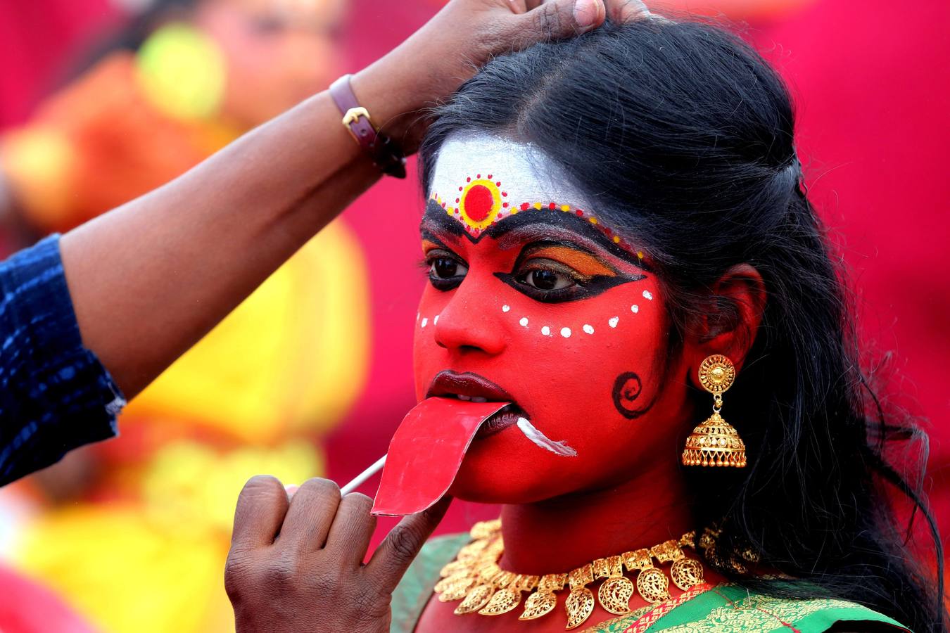Estudiantes de la unión territorial de Pondicherry, vestidas con el traje tradicional, participan en la sesión inaugural del Balrang Festival 2017 en Bhopal, India. Más de 500 participantes de 26 estados de todo el país asistirán a este festival cultural, de tres días de duración, para mostrar sus actuaciones.