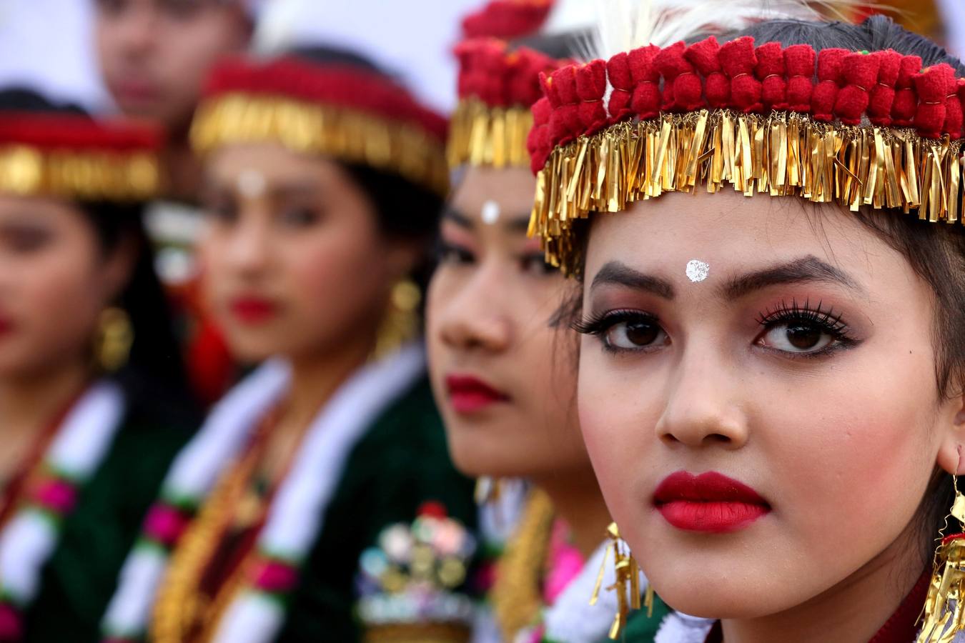 Estudiantes de la unión territorial de Pondicherry, vestidas con el traje tradicional, participan en la sesión inaugural del Balrang Festival 2017 en Bhopal, India. Más de 500 participantes de 26 estados de todo el país asistirán a este festival cultural, de tres días de duración, para mostrar sus actuaciones.