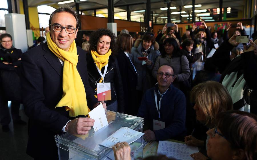 Los principales líderes de las diferentes fuerzas políticas que concurren a las elecciones, votan en sus respectivos colegios electorales.