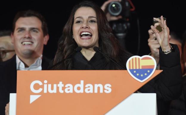 La candidata a la presidencia de la Generalitat, Inés Arrimadas, festeja los resultados electorales.