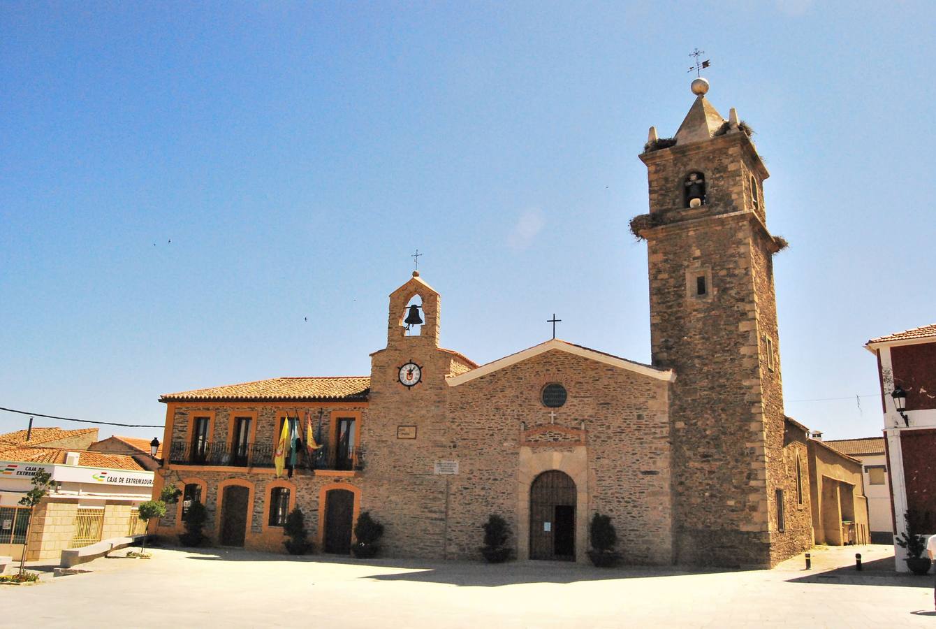 6- Ayuntamiento e iglesia de Aldeacentenera que se afirma que cambió de lugar por un ataque de hormigas