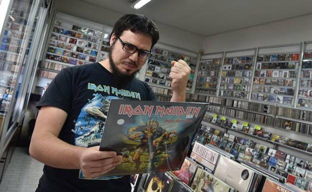 Un joven con un vinilo de Iron Maiden.