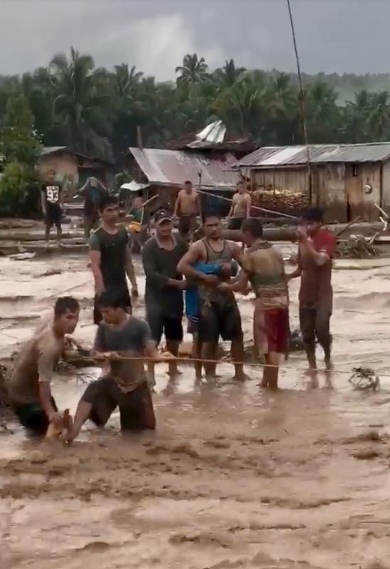 La Policía, que ha alertado de la presencia de peligrosos aludes de lodo, ha señalado que la mayoría de las víctimas mortales han sido registradas en la isla de Mindanao