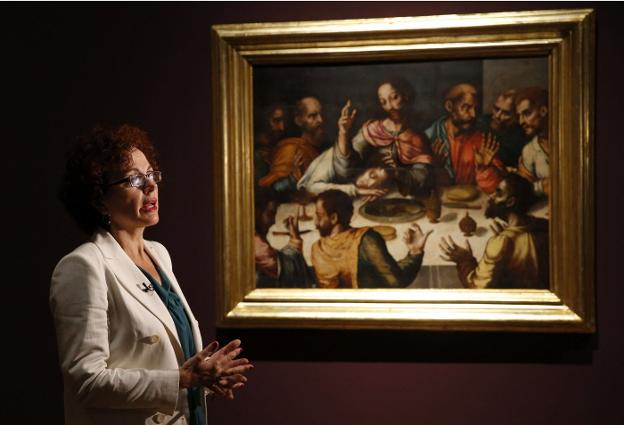Leticia Ruiz Gómez, junto a 'La última cena', una de las 54 obras de 'El Divino' Morales que el Museo del Prado expuso hace dos años. :: hoy