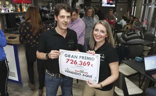 Andrés Merideño y Flor Nieto son los responsables del bar Extremadura, donde se selló el boleto.