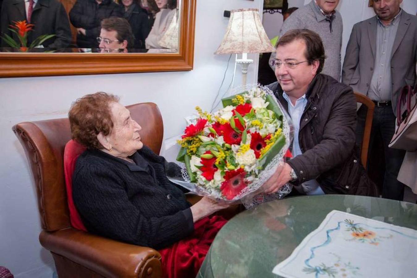 Carmen González Lobato, vecina de Valencia del Ventoso, celebra cien años con un homenaje