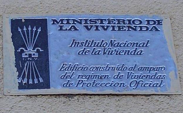 Placa del Ministerio de la Vivienda de época franquista.