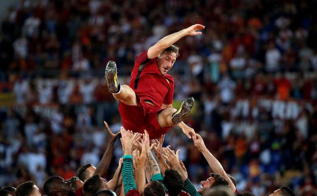 Francesco Totti, siendo manteado por sus compañeros al terminar su último partido.