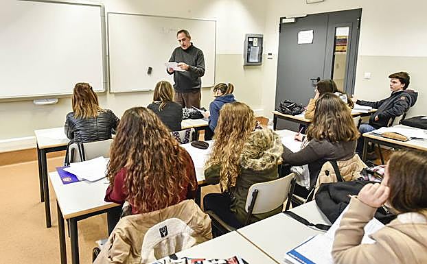 Un profesor imparte una clase a alumnos de Secundaria.