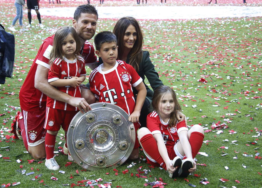 Xabi Alonso, con su mujer y sus hijos tras disputar su último partido.