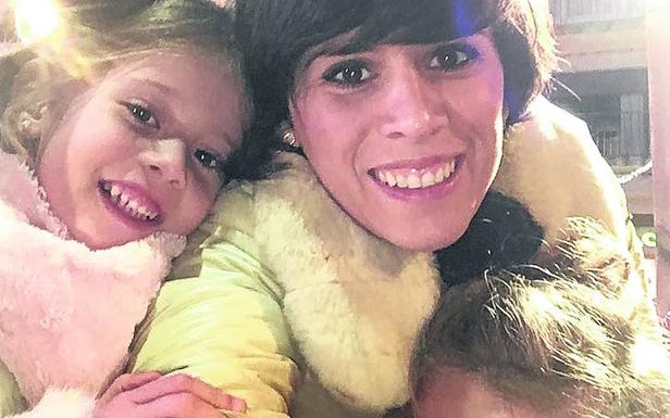 María José Muñoz pidió un traslado en su trabajo de funcionaria que le negaron por haber cogido una excedencia para cuidar a su hija. Gracias a la campaña, rectificaron:: R.C.