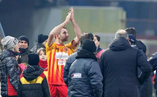 Fabio Lucioni, capitán del Benevento, celebra el histórico triunfo. 