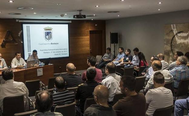 Asamblea de socios del Badajoz celebrada en octubre:: HOY