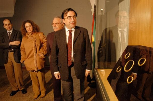 El 21 de noviembre de 2002, Francisco Muñoz, entonces consejero de Cultura, presidió el acto de exposición al público del tesoro en el Museo de Cáceres, que supuso el final a 13 años de disputas . :: hoy