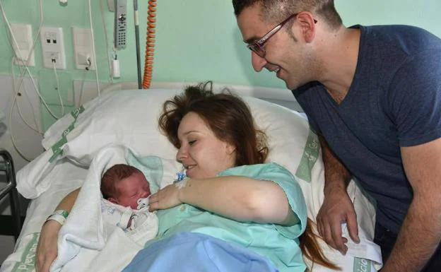 Dylan, junto a sus padres en el hospital de Plasencia:. DAVID PALMA