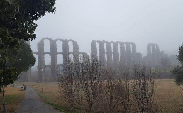 Niebla esta mañana nunto a el Acueducto de los Milagros de Mérida:: HOY
