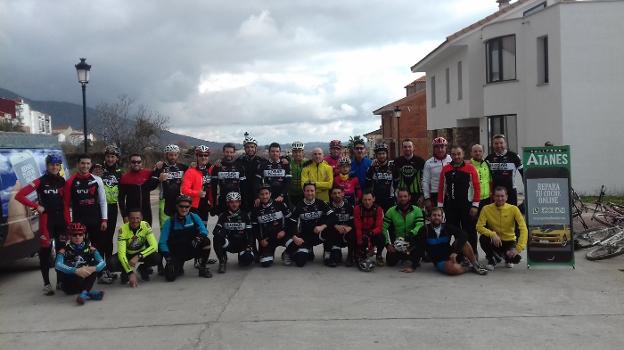 Parte de los ciclistas que asistieron a la San SilBTT Losareña. :: A.L.