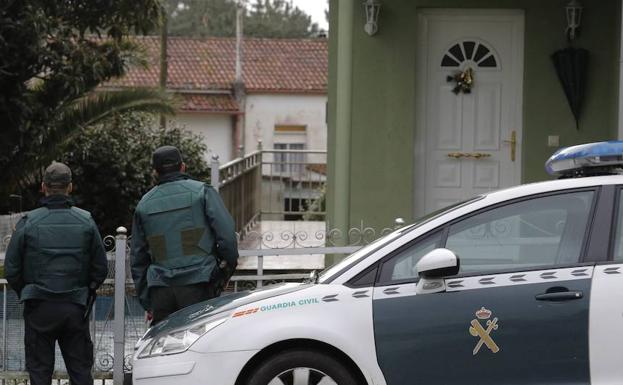 La Guardia Civil registra la vivienda de 'El Chicle' en Rianxo (La Coruña).