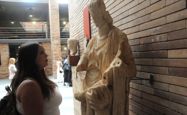 Una visitante contempla una de las figuras del Museo Nacional de Arte Romano de Mérida.